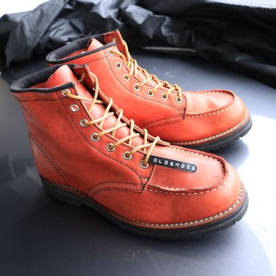 Red boots Moctoe